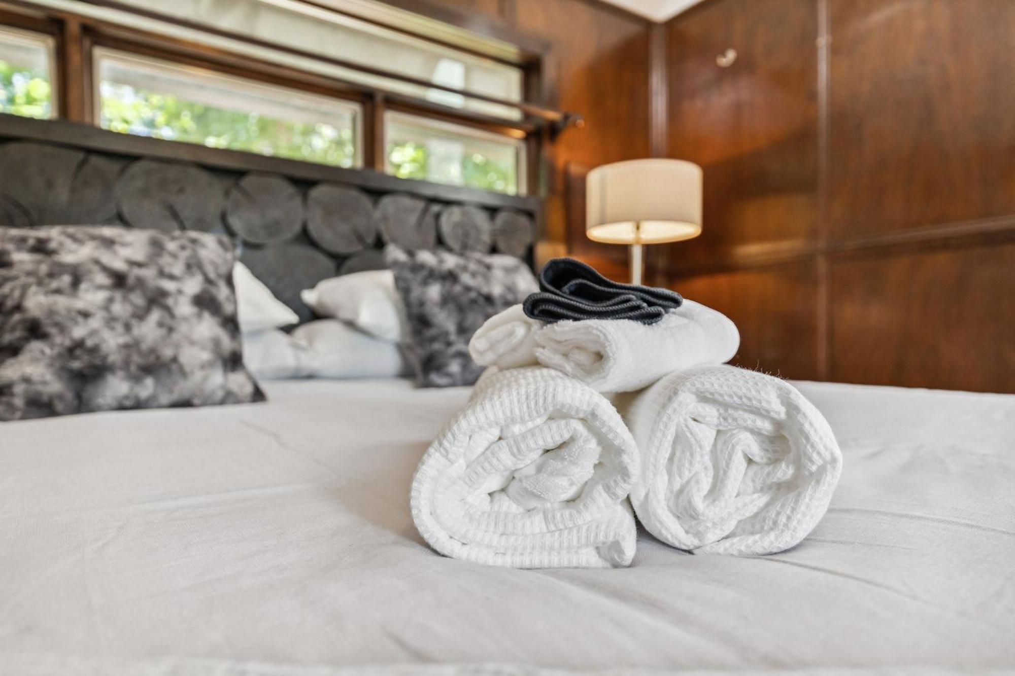 Enchanted Castle - Your Royal Getaway Awaits Cleveland Buitenkant foto