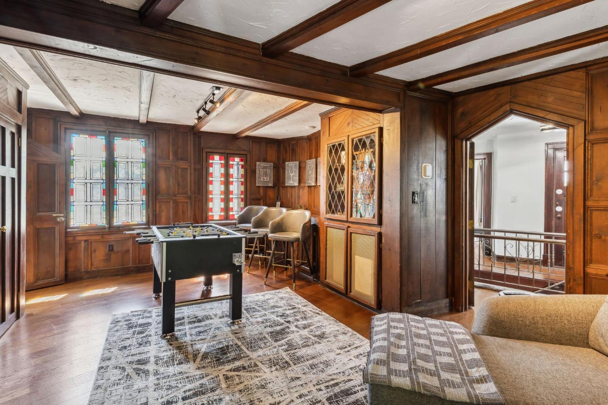 Enchanted Castle - Your Royal Getaway Awaits Cleveland Buitenkant foto