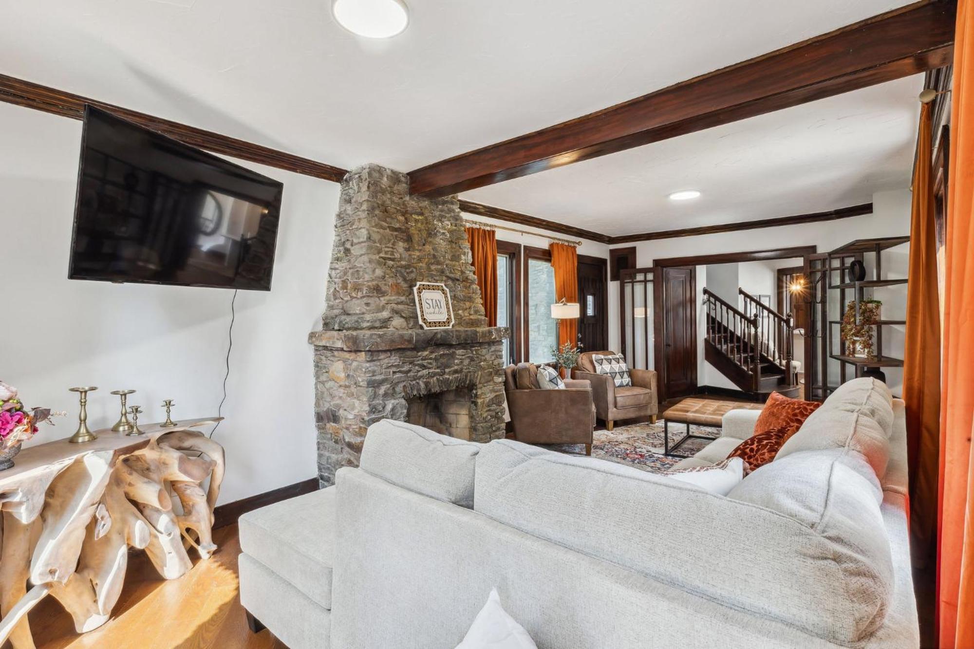 Enchanted Castle - Your Royal Getaway Awaits Cleveland Buitenkant foto