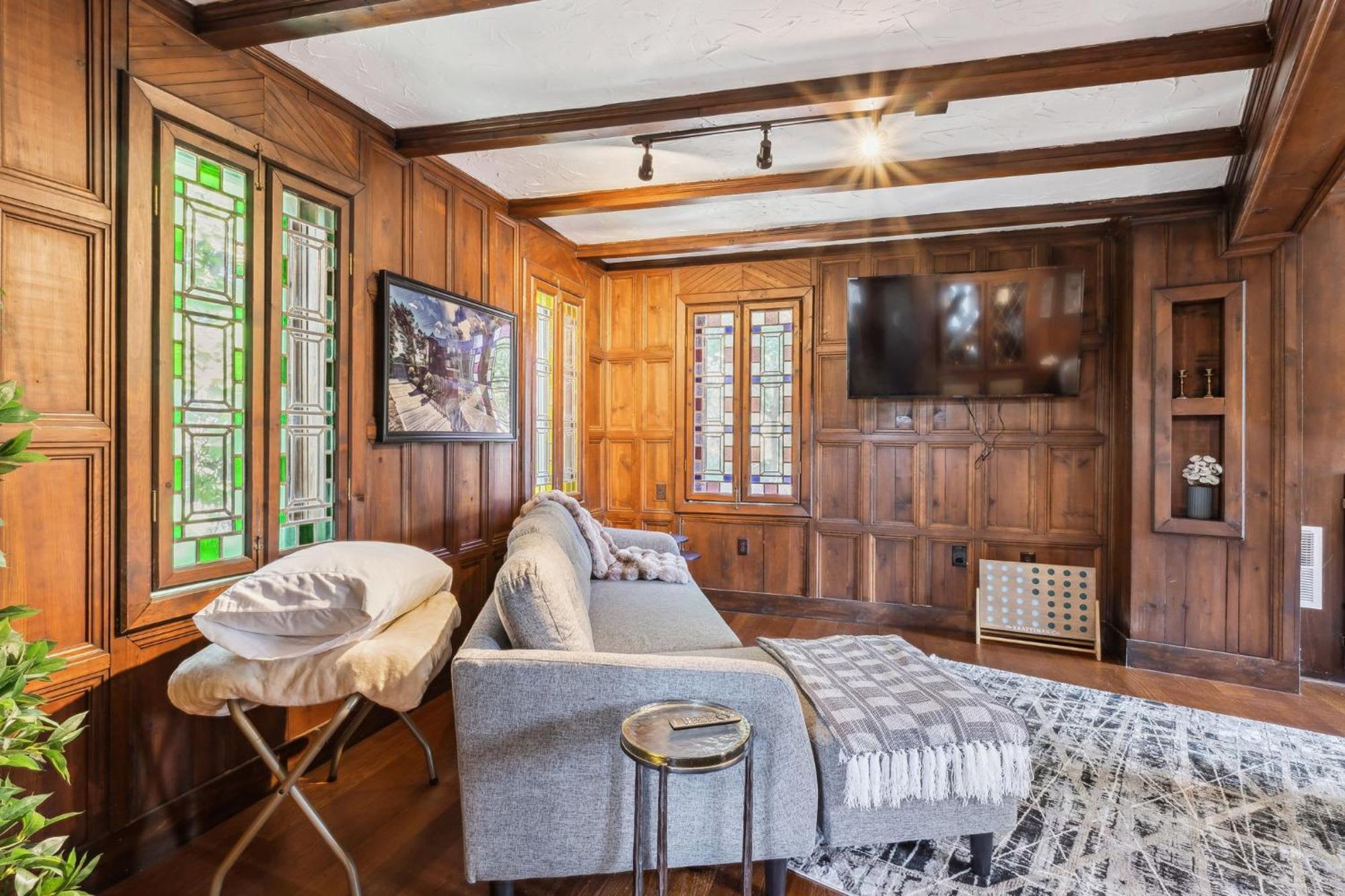 Enchanted Castle - Your Royal Getaway Awaits Cleveland Buitenkant foto